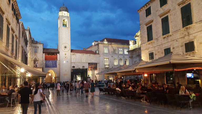 When are shops in Dubrovnik open