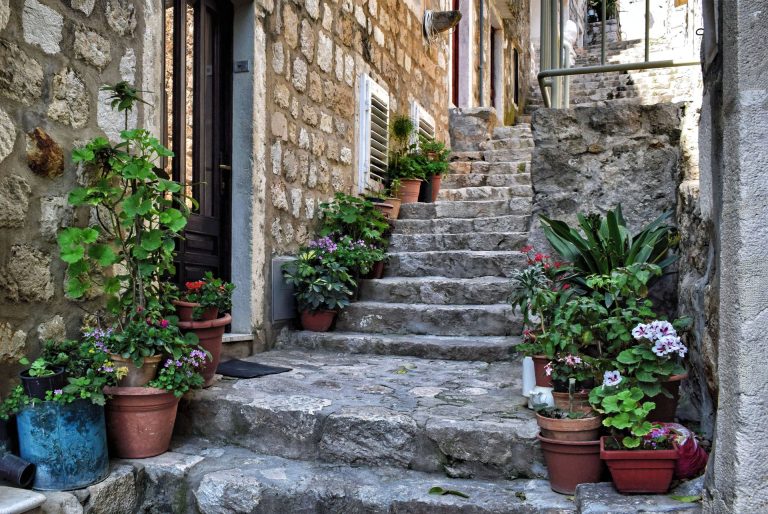 Is Dubrovnik really banning wheeled suitcases